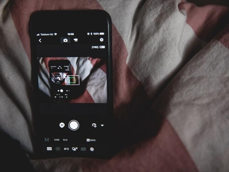 6 razloga zbog kojih ne treba da unosite telefon u spavaću sobu